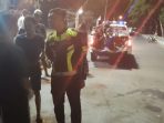 Kondisi dua sepeda motor yang ringsek usai terlibat kecelakaan adu banteng di jalur masuk Pantai Pancer Door Pacitan akibat pelajar gagal menyalip.
