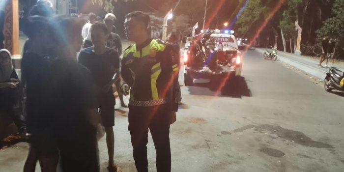 Kondisi dua sepeda motor yang ringsek usai terlibat kecelakaan adu banteng di jalur masuk Pantai Pancer Door Pacitan akibat pelajar gagal menyalip.