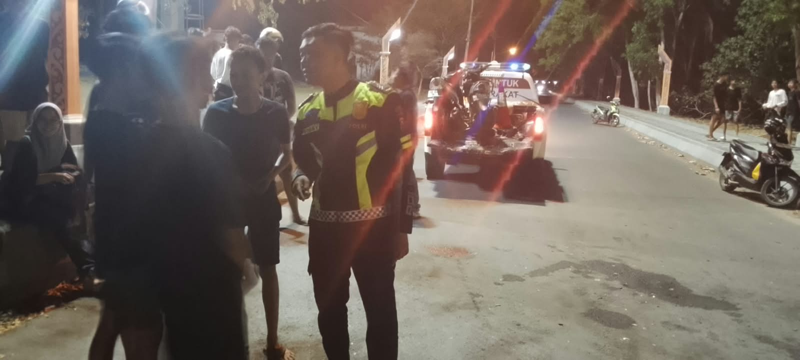 Kondisi dua sepeda motor yang ringsek usai terlibat kecelakaan adu banteng di jalur masuk Pantai Pancer Door Pacitan akibat pelajar gagal menyalip.