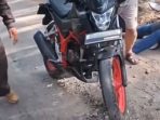 Ibu dan anak balita terjatuh dari motor akibat jalan berlubang dan rusak parah di tanjakan Sengkan Selang, jalur penghubung ekonomi Tegalombo Pacitan.