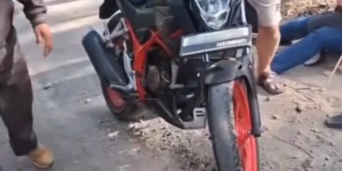 Ibu dan anak balita terjatuh dari motor akibat jalan berlubang dan rusak parah di tanjakan Sengkan Selang, jalur penghubung ekonomi Tegalombo Pacitan.