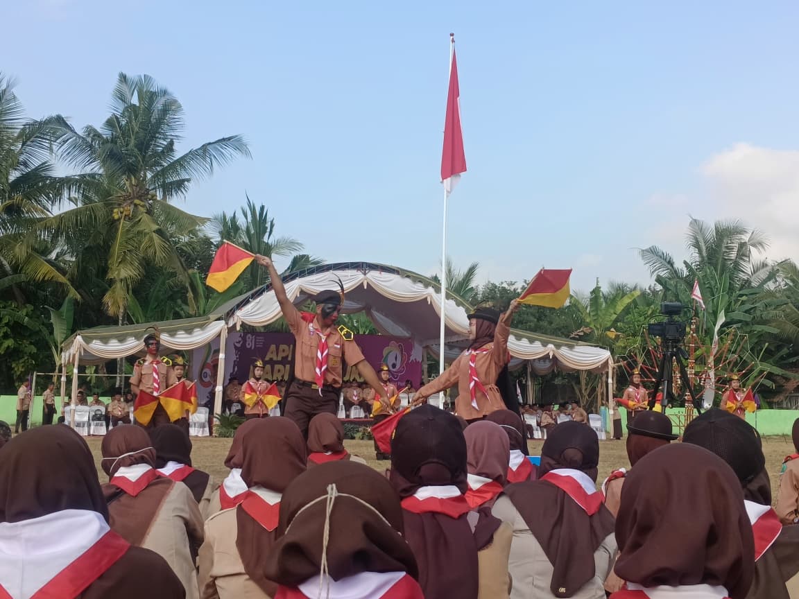 Kemeriahan Apel Hari Pramuka ke-65 Kwarcab Pacitan Suasana semarak ratusan anggota Pramuka tingkat SD hingga SMK mengikuti apel besar di Lapangan Ngadirojo Pacitan.