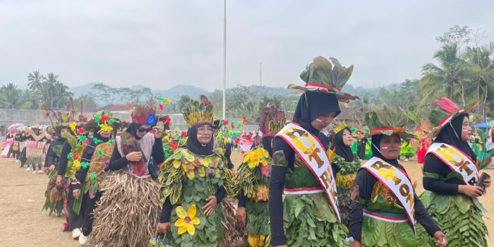 Kemeriahan Gebyar PAUD dan Parade Nusantara HUT ke-81 RI di Tulakan, Pacitan. Ribuan anak dan orang tua mengikuti Gebyar PAUD dan Parade Nusantara di Lapangan Desa Bungur, Tulakan, Pacitan.