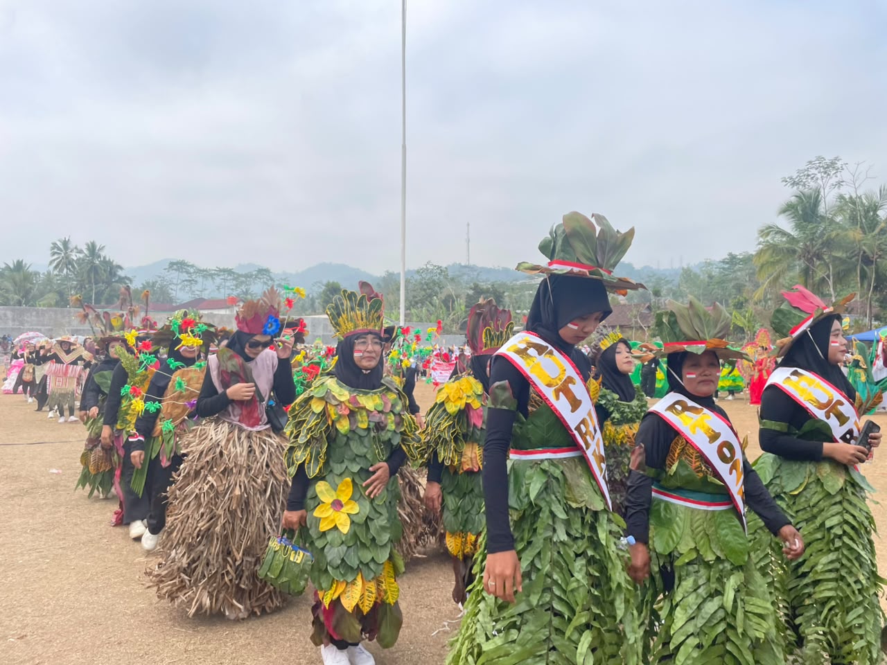 Kemeriahan Gebyar PAUD dan Parade Nusantara HUT ke-81 RI di Tulakan, Pacitan. Ribuan anak dan orang tua mengikuti Gebyar PAUD dan Parade Nusantara di Lapangan Desa Bungur, Tulakan, Pacitan.