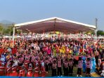 Anak-anak pelajar mengikuti lomba estafet dalam peringatan Hari Anak Nasional dan HUT Ke-81 RI di Kecamatan Arjosari.