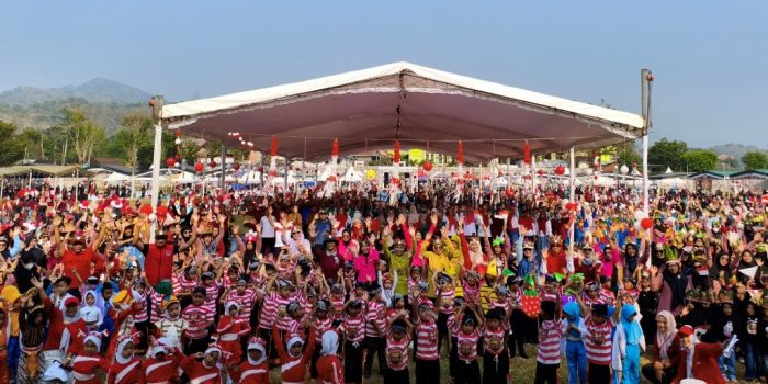 Anak-anak pelajar mengikuti lomba estafet dalam peringatan Hari Anak Nasional dan HUT Ke-81 RI di Kecamatan Arjosari.