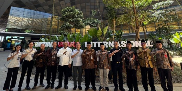 Peninjauan kesiapan fasilitas dan landasan pacu Bandara Internasional Dhoho Kediri untuk melayani penerbangan jemaah haji.