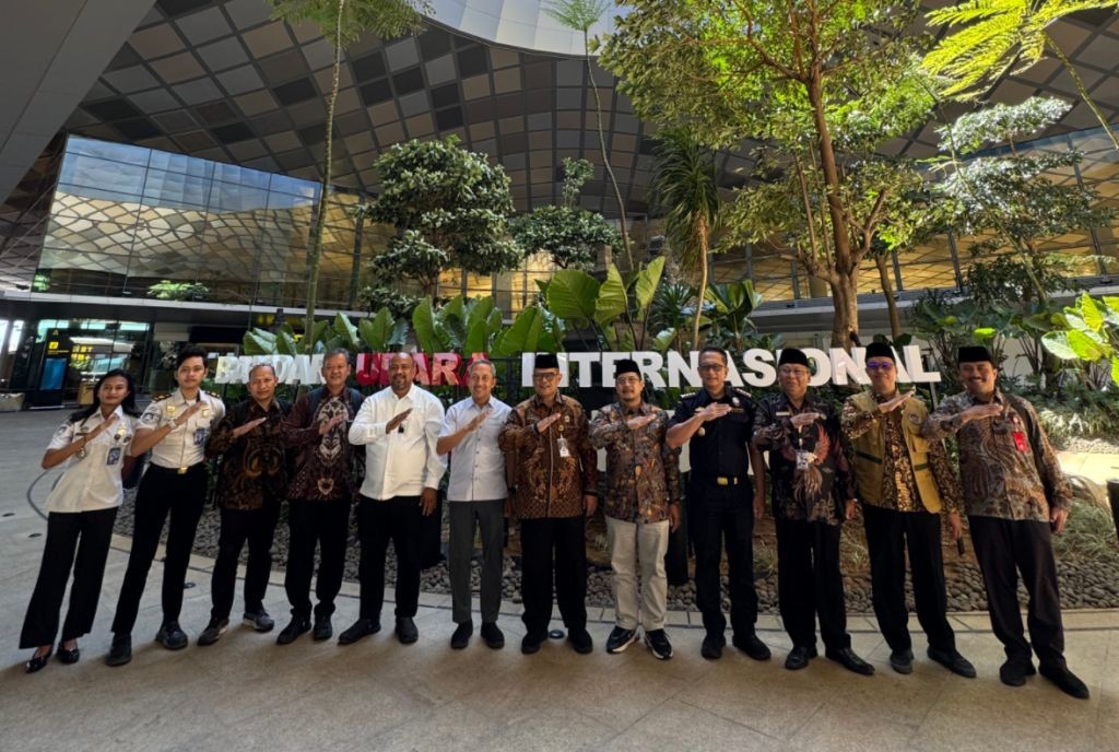Kesiapan Bandara Dhoho Kediri Sebagai Embarkasi Haji Peninjauan kesiapan fasilitas dan landasan pacu Bandara Internasional Dhoho Kediri untuk melayani penerbangan jemaah haji.