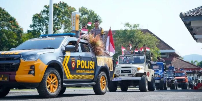 Bupati Pacitan Indrata Nur Bayuaji memberangkatkan kirab piala juara 1 nasional Tiga Pilar Kamtibmas Desa Nogosari.