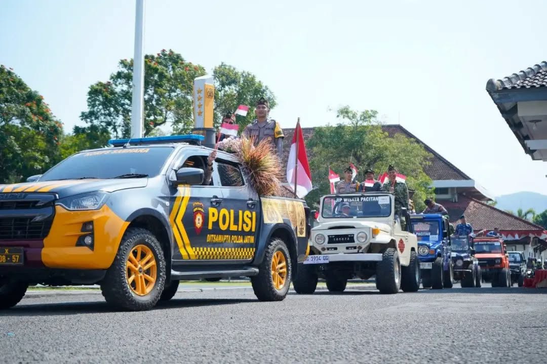 Bupati Pacitan Indrata Nur Bayuaji memberangkatkan kirab piala juara 1 nasional Tiga Pilar Kamtibmas Desa Nogosari.
