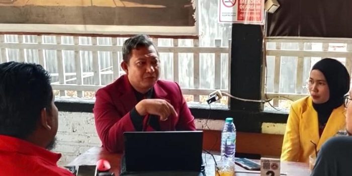 Kuasa hukum terduga pelaku ARK, Mustofa Ali Fahmi, memberikan klarifikasi terkait kasus dugaan perundungan penyandang disabilitas di Arjosari, Pacitan.