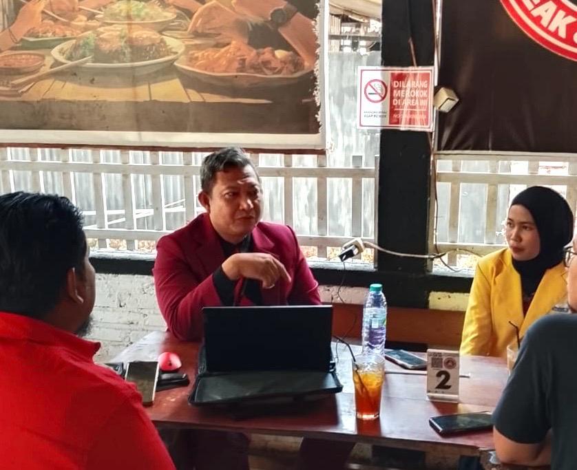 Kuasa hukum terduga pelaku ARK, Mustofa Ali Fahmi, memberikan klarifikasi terkait kasus dugaan perundungan penyandang disabilitas di Arjosari, Pacitan.