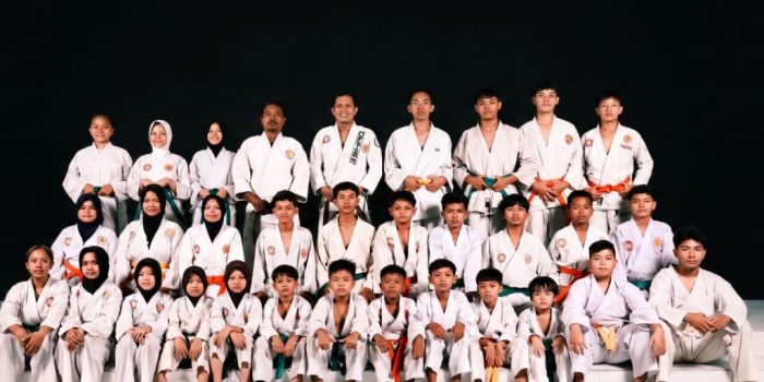 Kontingen Ju-Jitsu Pacitan Berpose Bersama Sebelum Berlaga di Kejurprov Jatim