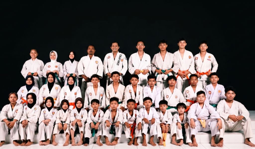Kontingen Ju-Jitsu Pacitan Berpose Bersama Sebelum Berlaga di Kejurprov Jatim