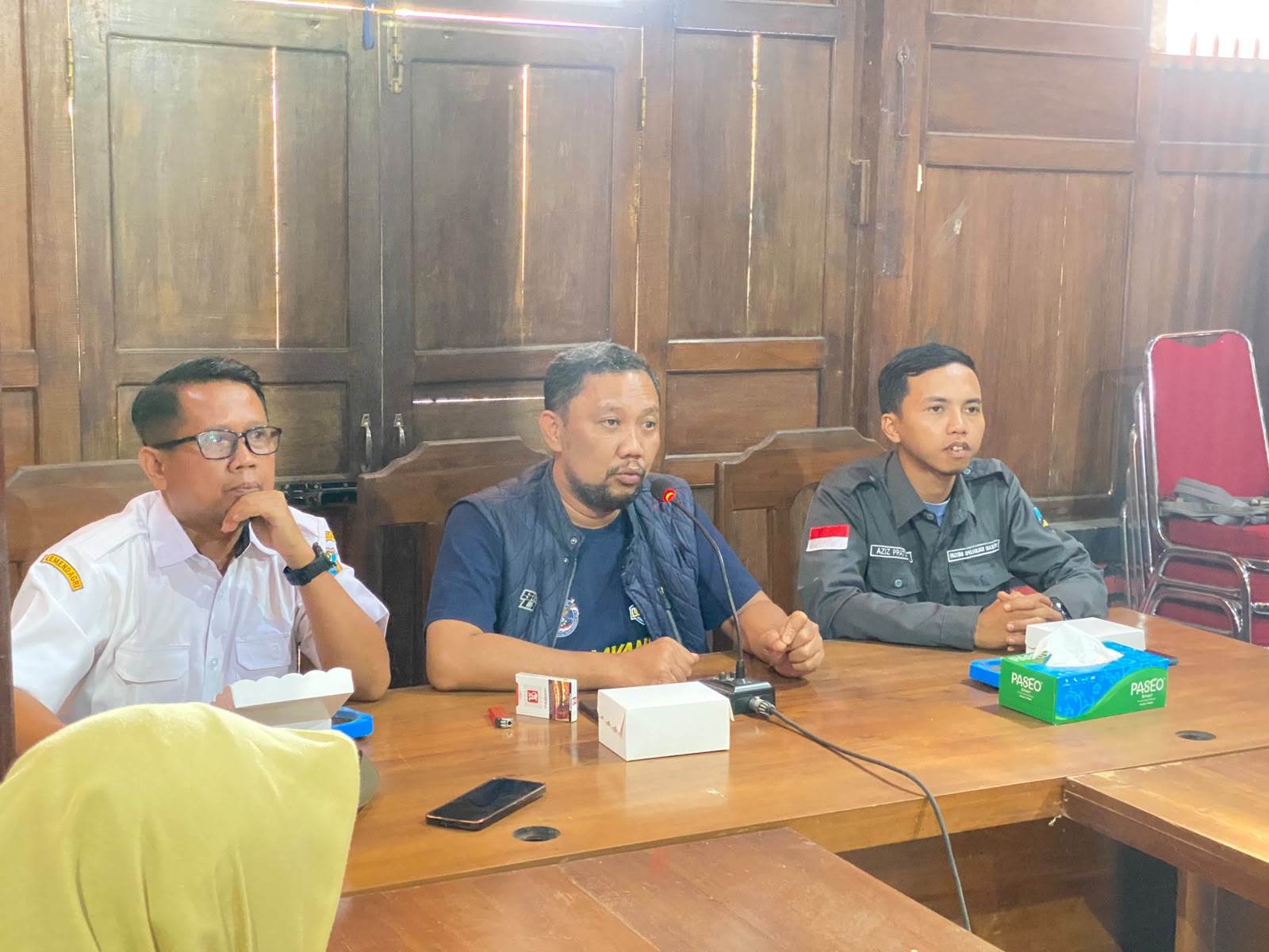 Kepala Disparbudpora Pacitan Muniirul Ichwan bersama komunitas PSS memberikan keterangan pers terkait pengembangan wisata susur goa di Luweng Ombo.