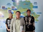 Korban dugaan penolakan tanggung jawab kehamilan didampingi ayah dan kuasa hukum saat mendatangi Polres Pacitan dengan wajah disamarkan.