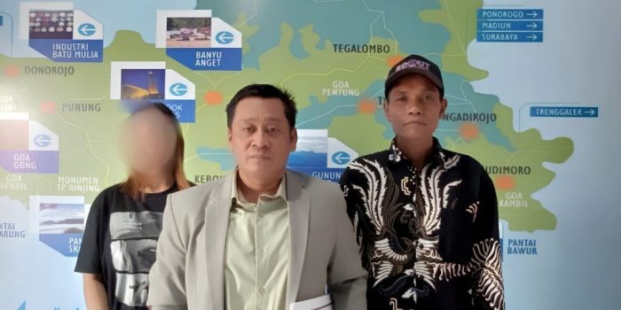 Korban dugaan penolakan tanggung jawab kehamilan didampingi ayah dan kuasa hukum saat mendatangi Polres Pacitan dengan wajah disamarkan.