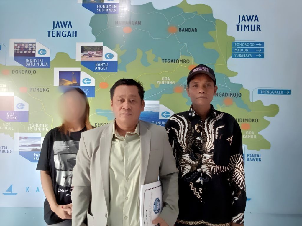 Korban dugaan penolakan tanggung jawab kehamilan didampingi ayah dan kuasa hukum saat mendatangi Polres Pacitan dengan wajah disamarkan.
