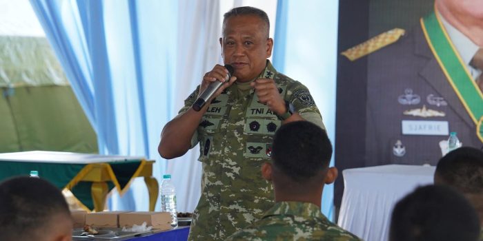 Wakasad Letjen TNI Muhammad Saleh Mustafa memberikan arahan tegas kepada prajurit Yonif TP 934/SBY di Kabupaten Pacitan.