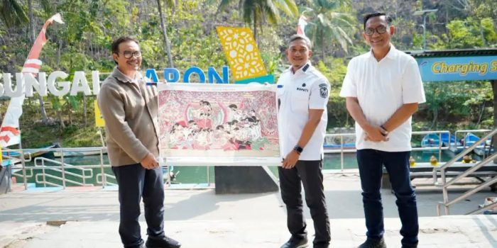 Wali Kota Yogyakarta Hasto Wardoyo dan Bupati Pacitan Indrata Nur Bayuaji meninjau perahu wisata hijau di Sungai Maron Pacitan.