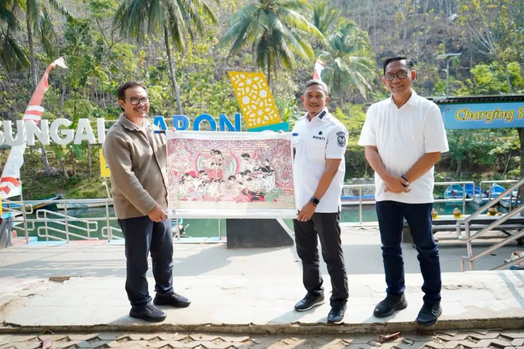 Kunjungan Pemkot Yogyakarta ke Kawasan Pariwisata Hijau Sungai Maron Pacitan. Wali Kota Yogyakarta Hasto Wardoyo dan Bupati Pacitan Indrata Nur Bayuaji meninjau perahu wisata hijau di Sungai Maron Pacitan.
