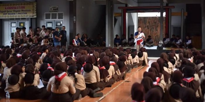 Bupati Pacitan Indrata Nur Bayuaji bersama pemain klub voli LavAni memberikan motivasi kepada siswa di SMPN 1 Pacitan.