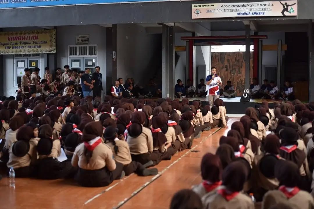 Bupati Pacitan Indrata Nur Bayuaji bersama pemain klub voli LavAni memberikan motivasi kepada siswa di SMPN 1 Pacitan.
