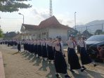 Pelajar di Ngadirojo Pacitan mengikuti lomba gerak jalan memperingati HUT ke-81 RI.