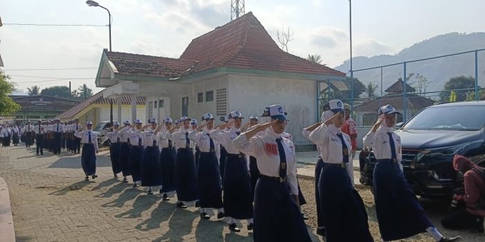 Lomba Gerak Jalan HUT Ke-81 RI Tingkat Pelajar di Ngadirojo Pacitan Pelajar di Ngadirojo Pacitan mengikuti lomba gerak jalan memperingati HUT ke-81 RI.
