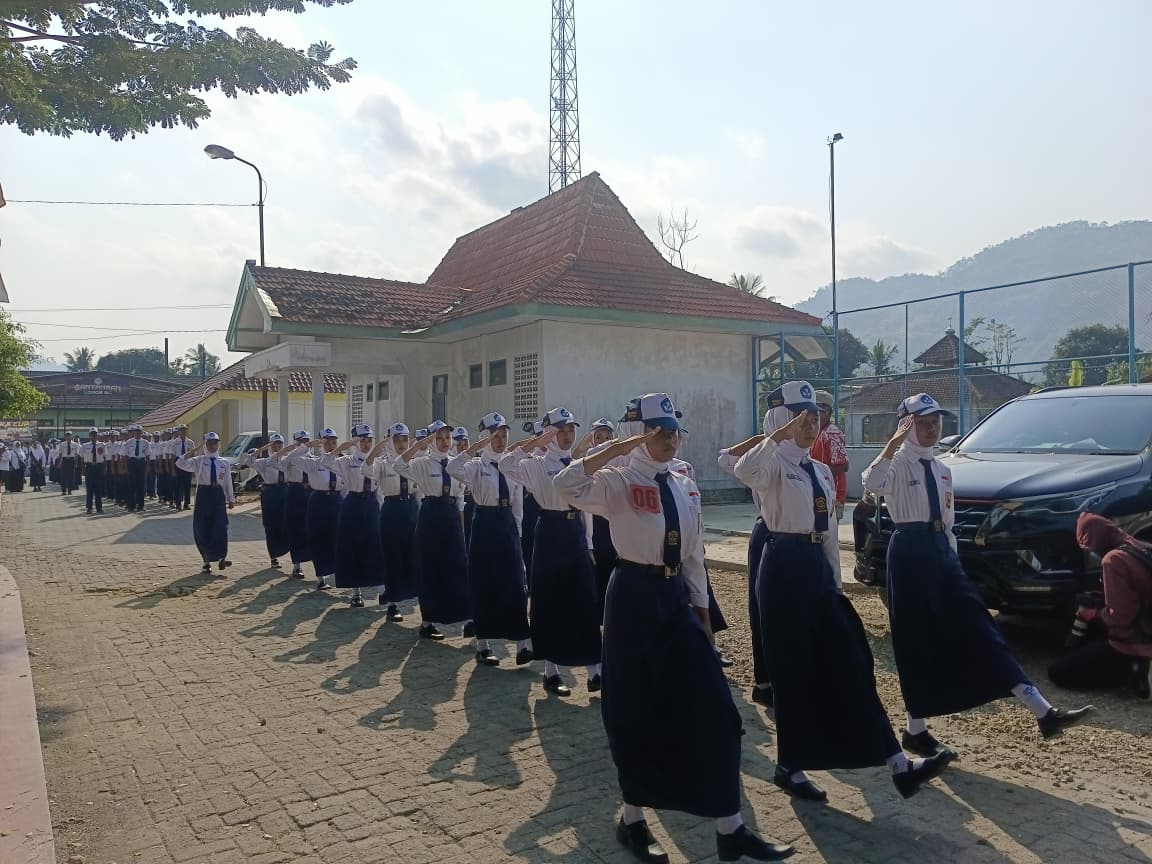 Lomba Gerak Jalan HUT Ke-81 RI Tingkat Pelajar di Ngadirojo Pacitan Pelajar di Ngadirojo Pacitan mengikuti lomba gerak jalan memperingati HUT ke-81 RI.