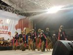 Pelajar di Kecamatan Ngadirojo, Pacitan, sedang unjuk kebolehan dalam lomba seni tari tayub.
