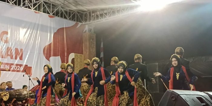 Pelajar di Kecamatan Ngadirojo, Pacitan, sedang unjuk kebolehan dalam lomba seni tari tayub.