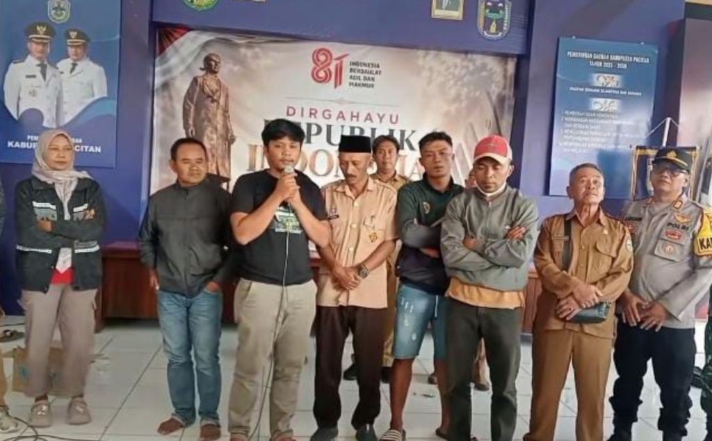 Suasana mediasi terbuka Aliansi Solidaritas Tokawi terkait kericuhan voli di Kantor Kecamatan Nawangan, Pacitan.
