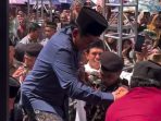 Momen KH Anwar Zahid Naik Panggung di Banjarnegara KH Anwar Zahid tersenyum saat naik ke atas panggung untuk mengisi pengajian di Desa Sijenggung, Banjarnegara, usai selamat dari musibah lalu lintas.