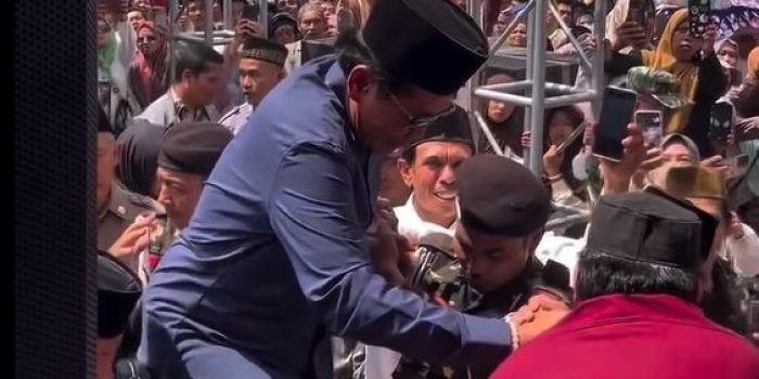 Momen KH Anwar Zahid Naik Panggung di Banjarnegara KH Anwar Zahid tersenyum saat naik ke atas panggung untuk mengisi pengajian di Desa Sijenggung, Banjarnegara, usai selamat dari musibah lalu lintas.