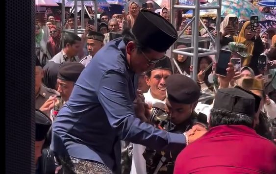 KH Anwar Zahid tersenyum saat naik ke atas panggung untuk mengisi pengajian di Desa Sijenggung, Banjarnegara, usai selamat dari musibah lalu lintas.