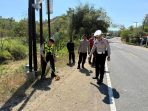 Petugas kepolisian dari Satlantas Polres Pacitan melakukan olah TKP di lokasi kecelakaan mobil menabrak peserta gerak jalan di Jalan Raya Pacitan-Solo, Punung.