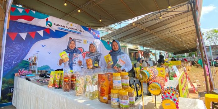 Stan pameran produk UMKM binaan Rumah BUMN Pacitan di Kecamatan Donorojo saat perayaan HUT ke-81 RI.