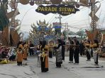 Siswa SMPN 1 Ngadirojo menampilkan kesenian ronthek bertema Suara Jiwa di parade HUT ke-81 RI.