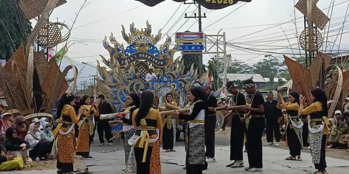 Siswa SMPN 1 Ngadirojo menampilkan kesenian ronthek bertema Suara Jiwa di parade HUT ke-81 RI.