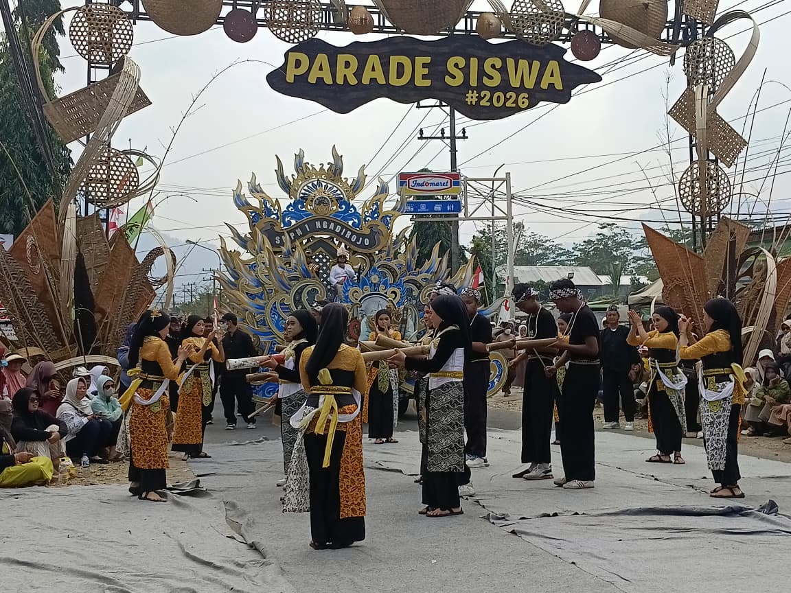 Parade Ronthek Suara Jiwa SMPN 1 Ngadirojo Siswa SMPN 1 Ngadirojo menampilkan kesenian ronthek bertema Suara Jiwa di parade HUT ke-81 RI.