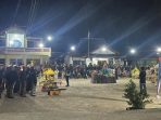 Warga Desa Jatigunung Pacitan mengarak Buceng Sampur dan membawa obor saat malam hari.