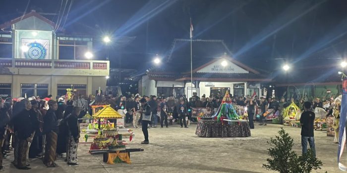 Warga Desa Jatigunung Pacitan mengarak Buceng Sampur dan membawa obor saat malam hari.
