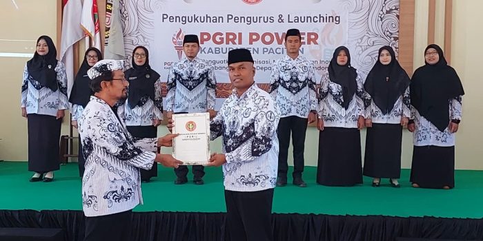 Pengukuhan pengurus PGRI Kabupaten Pacitan dan peluncuran program PGRI POWER di Gedung PGRI Pacitan, Sabtu (1/8/2026).