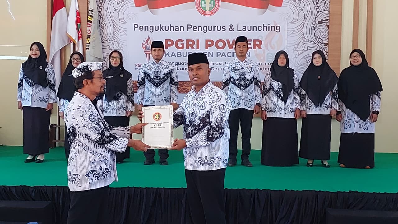 Pengukuhan pengurus PGRI Kabupaten Pacitan dan peluncuran program PGRI POWER di Gedung PGRI Pacitan, Sabtu (1/8/2026).