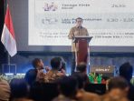 Menteri Ekonomi Kreatif Teuku Riefky Harsya bersama pimpinan media membuka Jatim Media Summit 2026 di Surabaya.