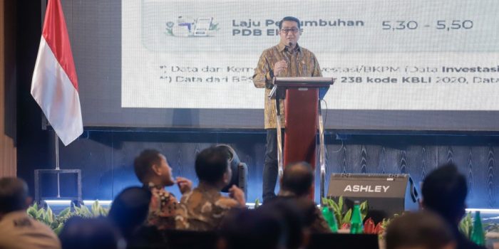 Menteri Ekonomi Kreatif Teuku Riefky Harsya bersama pimpinan media membuka Jatim Media Summit 2026 di Surabaya.