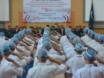Sekda Pacitan Heru Wiwoho menyematkan tanda peserta kepada anggota Paskibraka Pacitan 2026