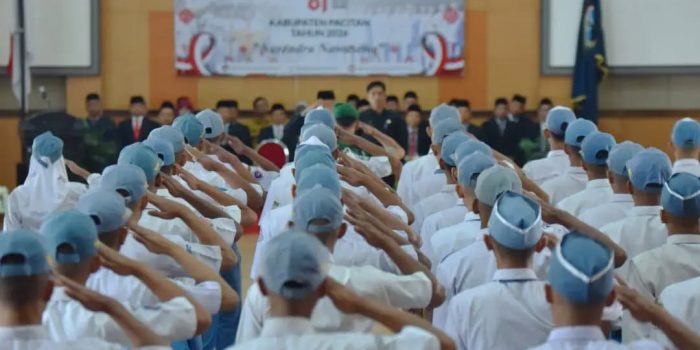 Sekda Pacitan Heru Wiwoho menyematkan tanda peserta kepada anggota Paskibraka Pacitan 2026