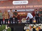 Sekda Kabupaten Pacitan Heru Wiwoho Supardi Putro memukul gong saat membuka acara MPLS di SRT 1 Pacitan.